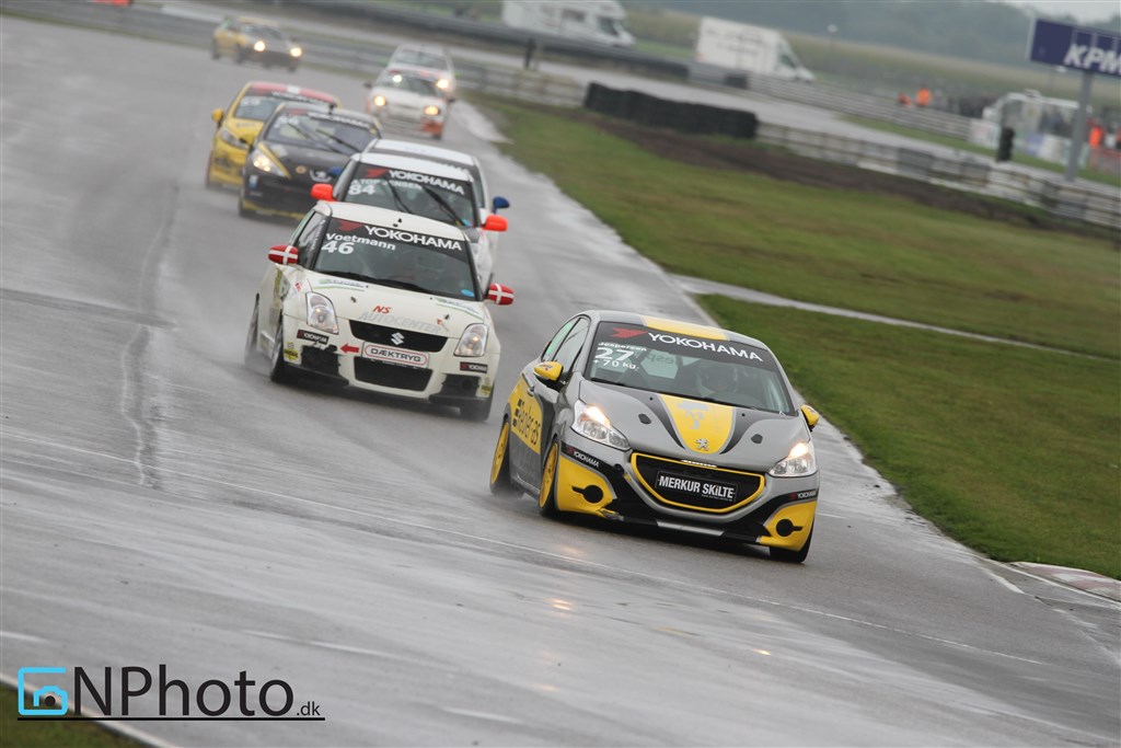 Morten Jespersen (27) tog sejren i heat 2 – her foran Niklas Voetmann (46), Andreas Top Jensen (84) m.fl.
(Foto: CN Photo)